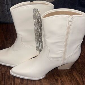 NWT Arula boots size 8 wide super cute